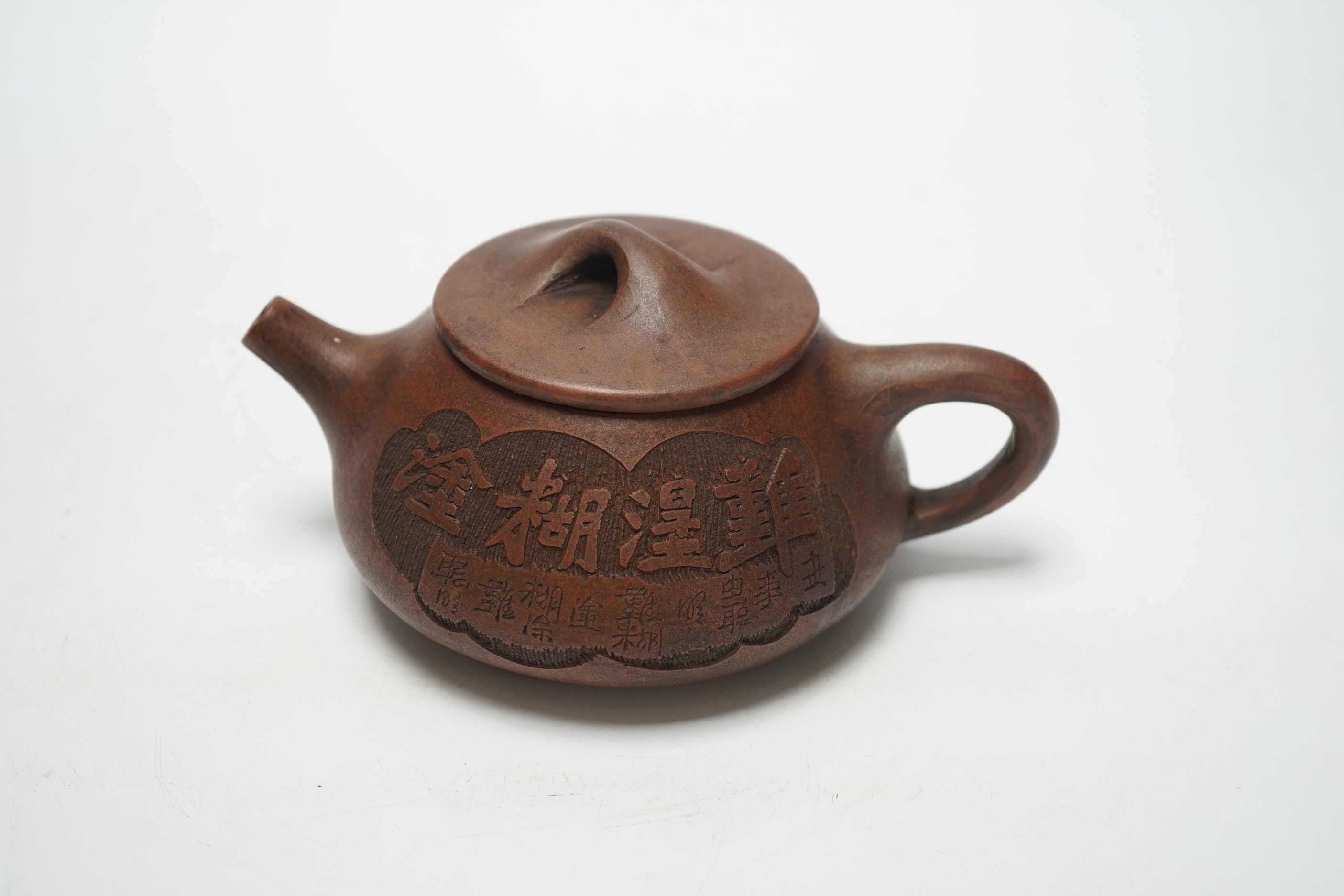 A Chinese Yixing teapot and cover, 8cm tall